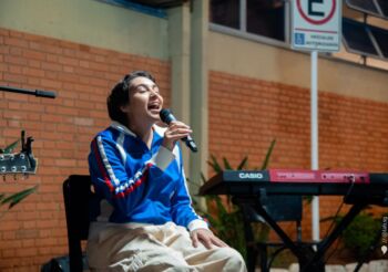 Apresentação musical com Rebeca Tereza: Todo Mundo Ama